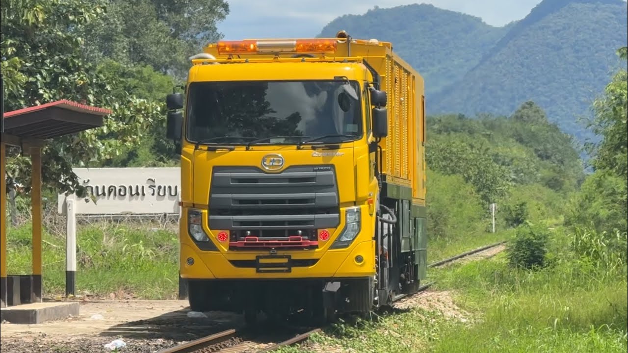 SRT: ชาวบ้านยืนงง เฮ้ยสิบล้อวิ่งบนราง !! ขับรถตามไล่รถบรรทุกกึ่งรถไฟตรวจรางร้าว ในเส้นทางสายคีรีรัฐฯ