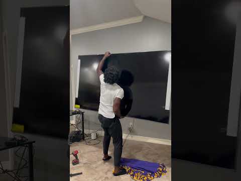 How to hang an 86” Tv by yourself 😅 #reels #tvmounting #fyp #goat