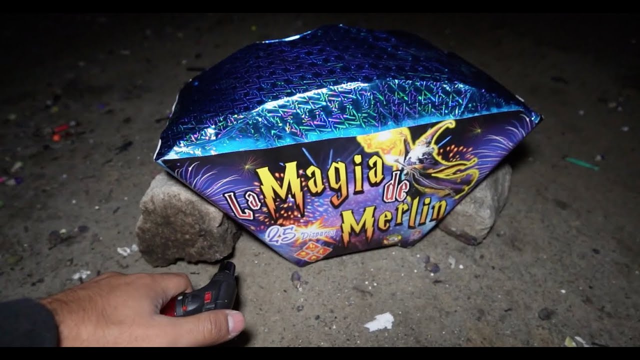 quemando bateria de abanico LA MAGIA DE MERLIN pirotecnia 2023