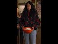 La mamá de Devi recibe una pirámide de chocolates | Yo nunca