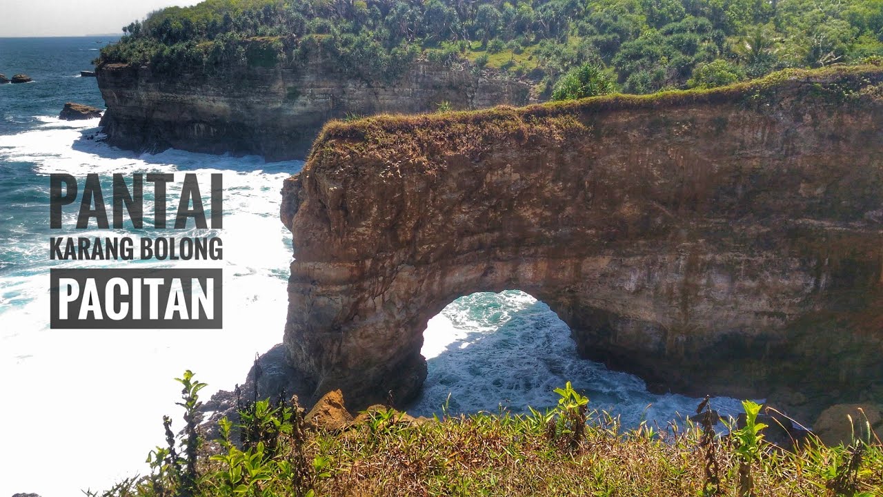 Keindahan Pesona Pantai Karang Bolong Pacitan
