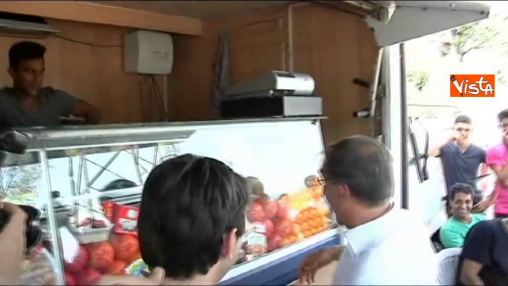 LA RUSSA VISITA CAMPO ROM E LITIGA CON OCCUPANTI 12-05-15