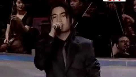carly menagis saat menyanyi lagu saat terakhir