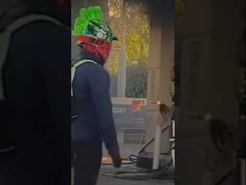 موظف يرش البنزين على النار اقسم بالله دكر الى كتفه ده