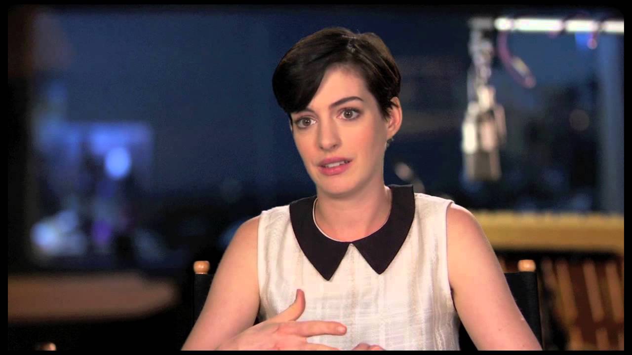 Anne Hathaway Interview - "Rio 2"