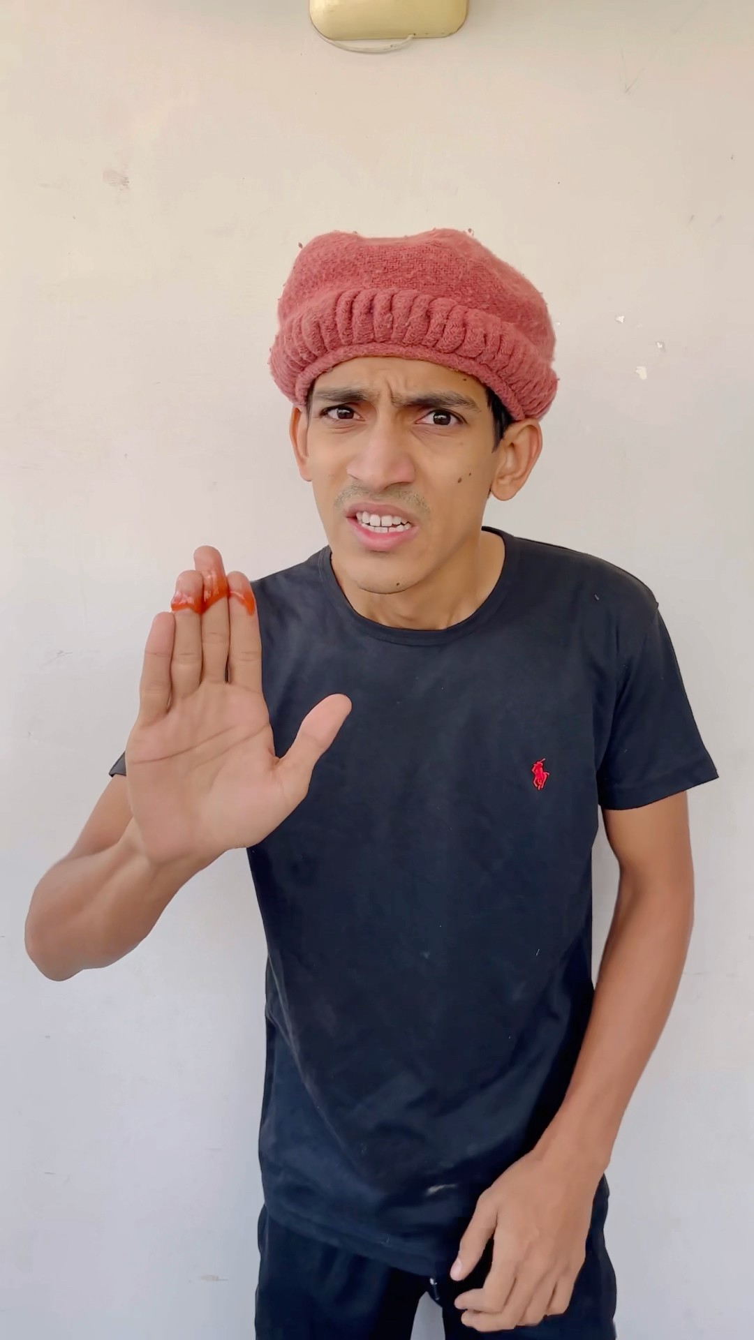 Crocodile Bite My Finger ?|