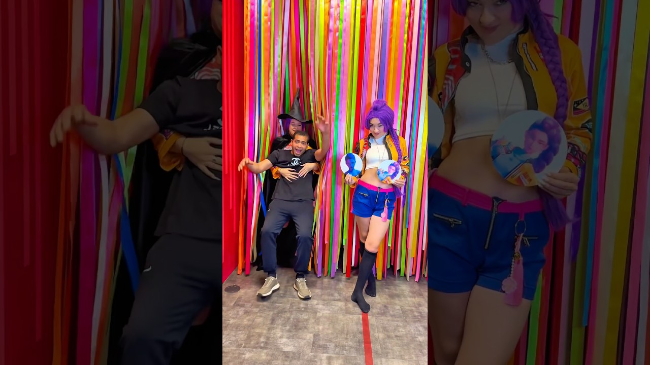 1 or 2 reaction is better? 🫢😂 #twins #pranks