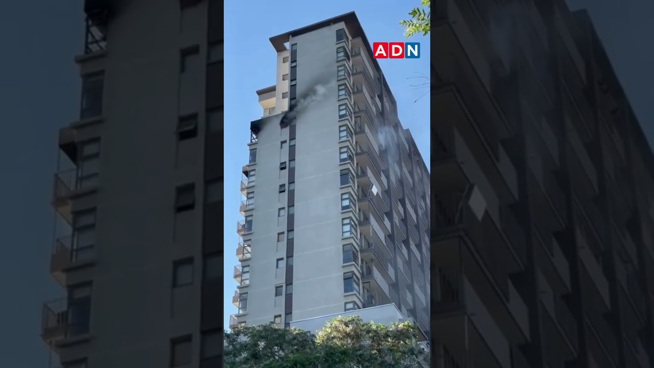 Incendio afecta edificio de 22 pisos en pleno centro de Santiago