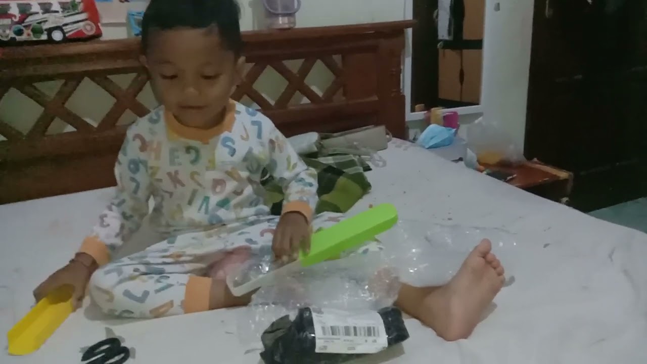 RKA Unboxing Paket Pilihannya, Tebak Apa Hayo Isinya??