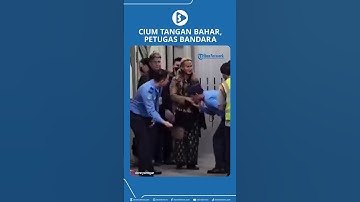 Cium Tangan Bahar, Petugas Bandara Dipecat