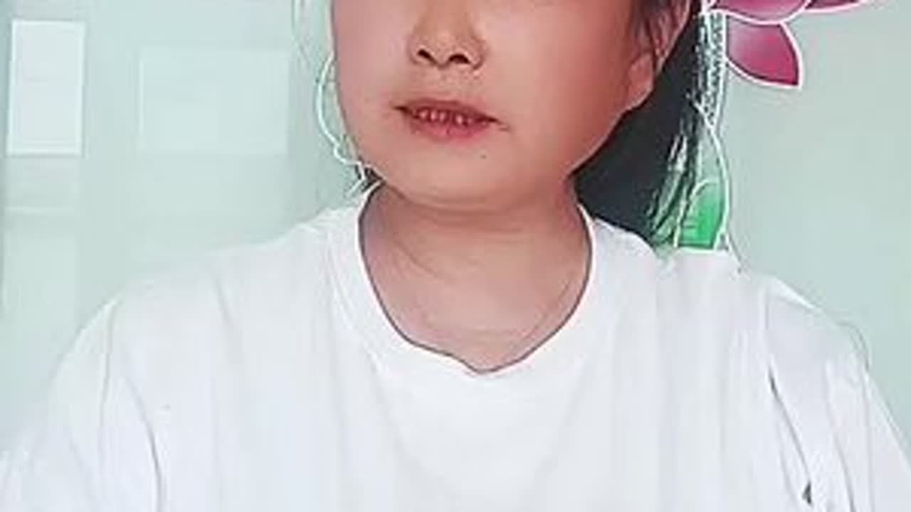 母亲为了儿子放下尊严，跪地哀求客户，父母本是在世佛，何须千里拜灵山