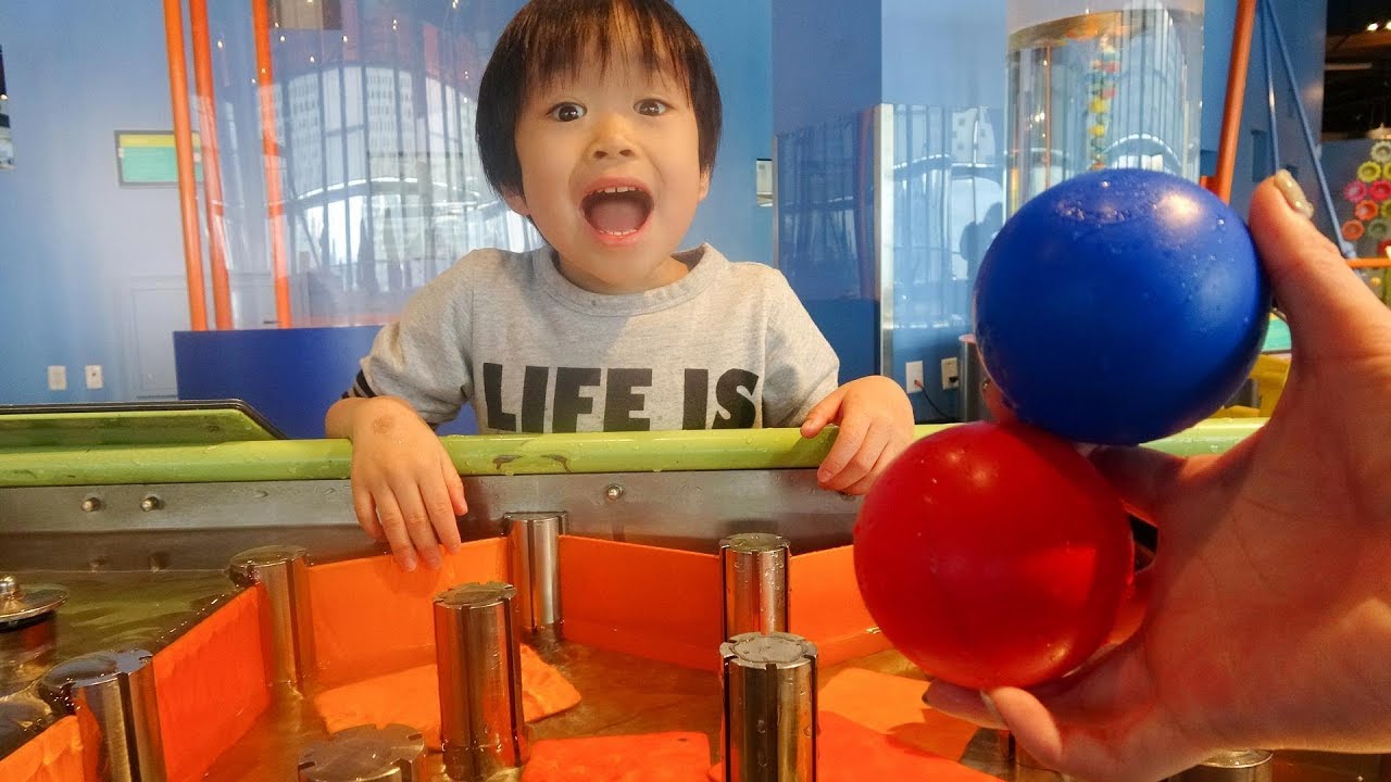 おでかけ カナダ サイエンスセンター 水遊びをするよ！ レオスマイル