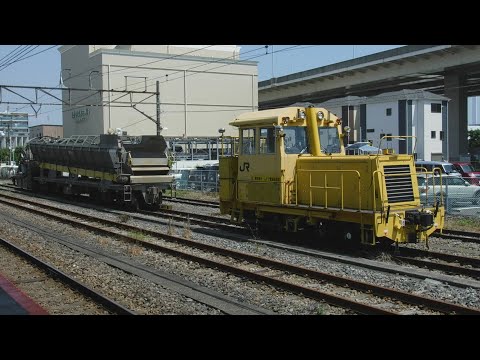JR磯子駅下り2番線から、京浜東北・根岸線各駅停車大船行きE233系1017B125宮サイがJR新杉田駅へと発車！バラスト運搬・ホッパー車Plasser&Theurer MFS 50が停車中！