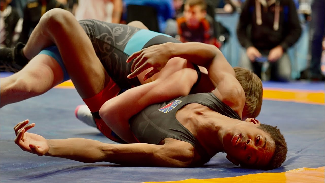 U15 T. Maanfou (FRA) vs L. Uhde (SUI). Freestyle 57kg youth wrestling.