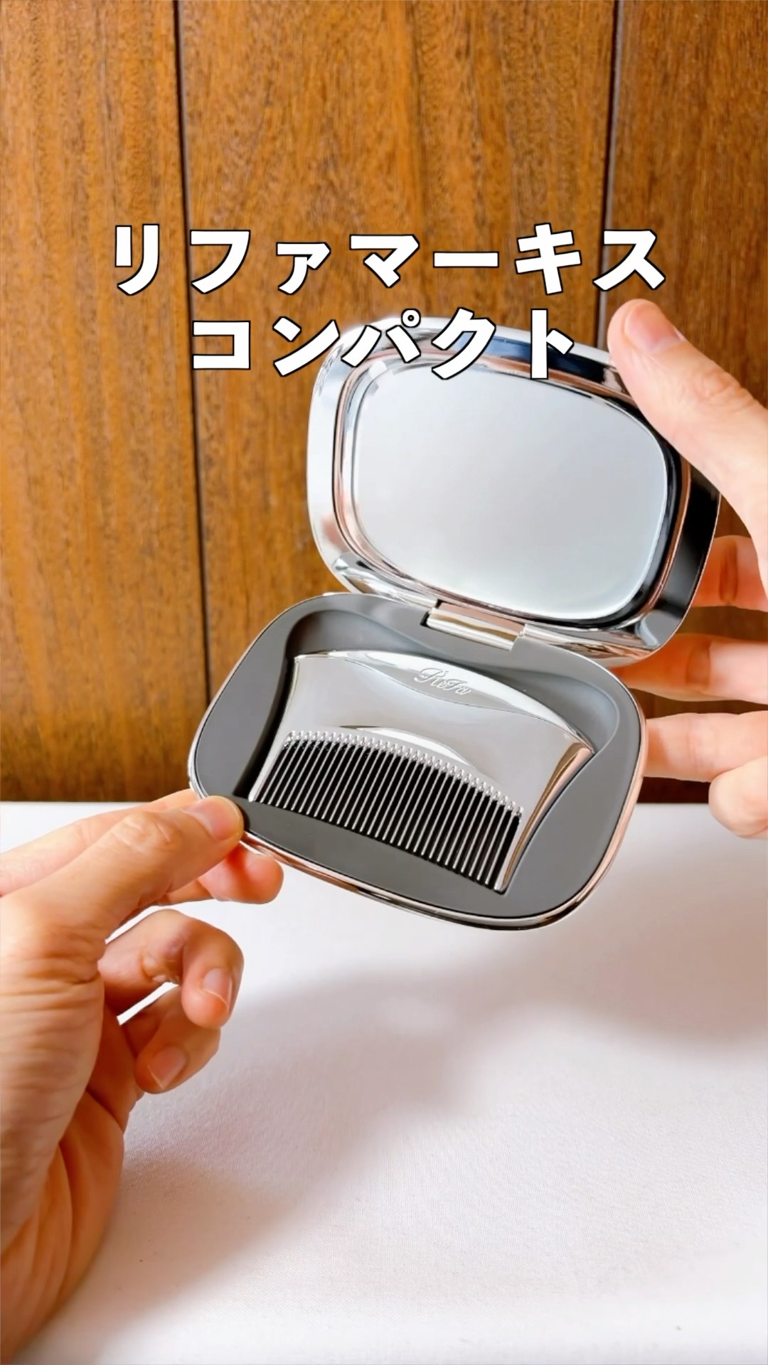 This lightweight and compact comb from ReFa and its case with