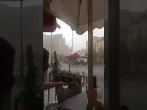 فرنسا بوردو رياح قوية وامطار غزيرة تحمل كل ما يوجد امامها