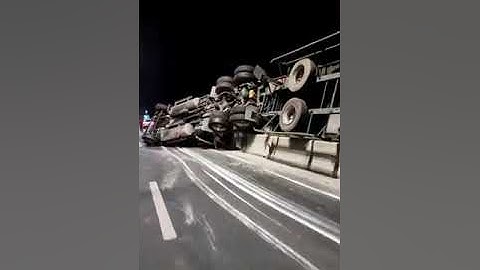 Lật xe container đè người trên cầu Vàm Cống.