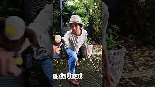 Noah singt Adelheid aus "Schule der magischen Tiere"