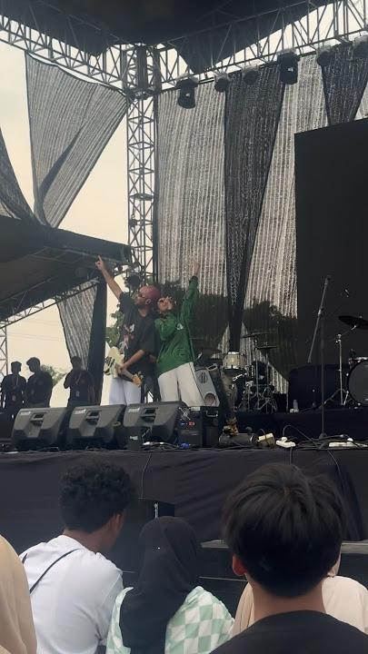 [Fancam] White Chorus - Berdua Lebih Baik [Acha Septriasa Cover] #whitechorus #electropop