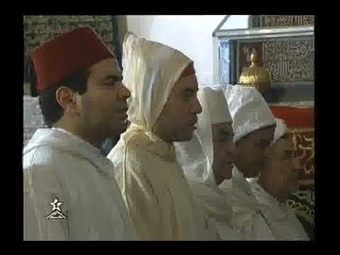 الشيخ محمد صفا حفظه الله يؤم أمير المؤمنين في ليلة القدر بمسجد المولى إدريس بفاس سنة 2000م