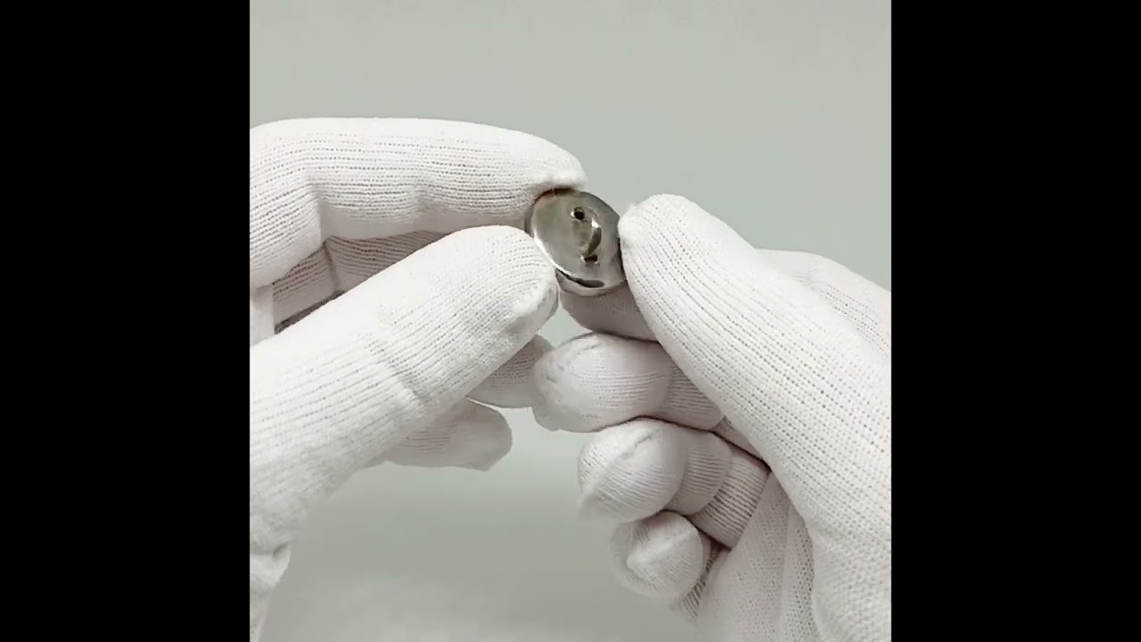 Пуговица на ножке из родированной латуни со вставкой из пейзажного янтаря. Ссылка на магазин 👇