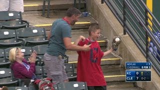 KC@CLE: Young Indians fan makes a fantastic grab