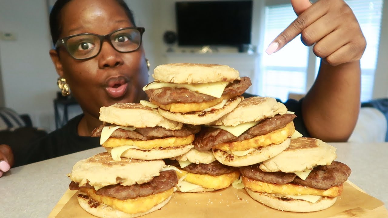 Завтрак «Готовим вместе со мной»: английские маффины с индейкой и колбасой