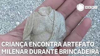 Criança encontra artefato milenar durante brincadeira