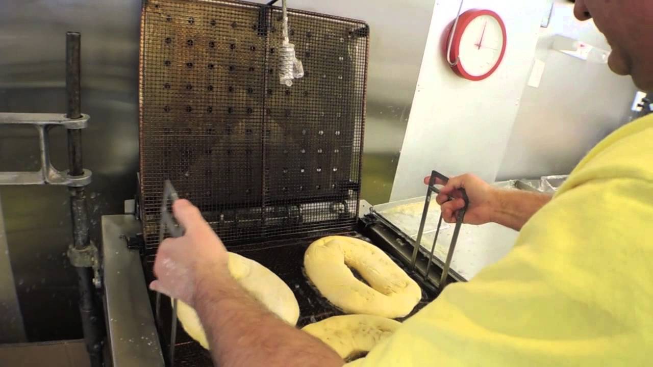 Mr. Ronnie's deep-fried Mardi Gras king cake in Houma - YouTube