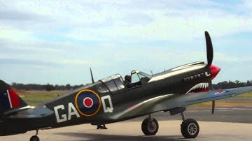 Curtiss P40 Kittyhawk taxiing
