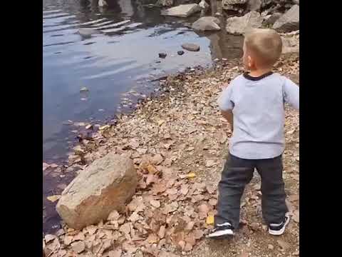 طفل معجزة في رمي الحجر 