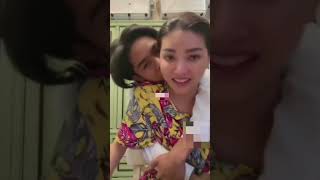 Betrand peto lakukan peluk cium kepada bunda sarwendah sweet banget