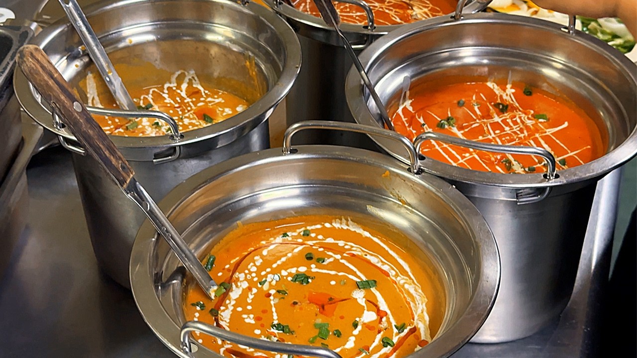 Невероятный японский карри-шведский стол с бесконечным количеством сырных лепешек наан!