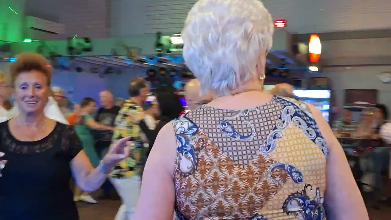 🎶 When You’re in Love With a Beautiful Woman 🎶RETRO BAND Trefpunt Eindhoven 13-7-2025.💃