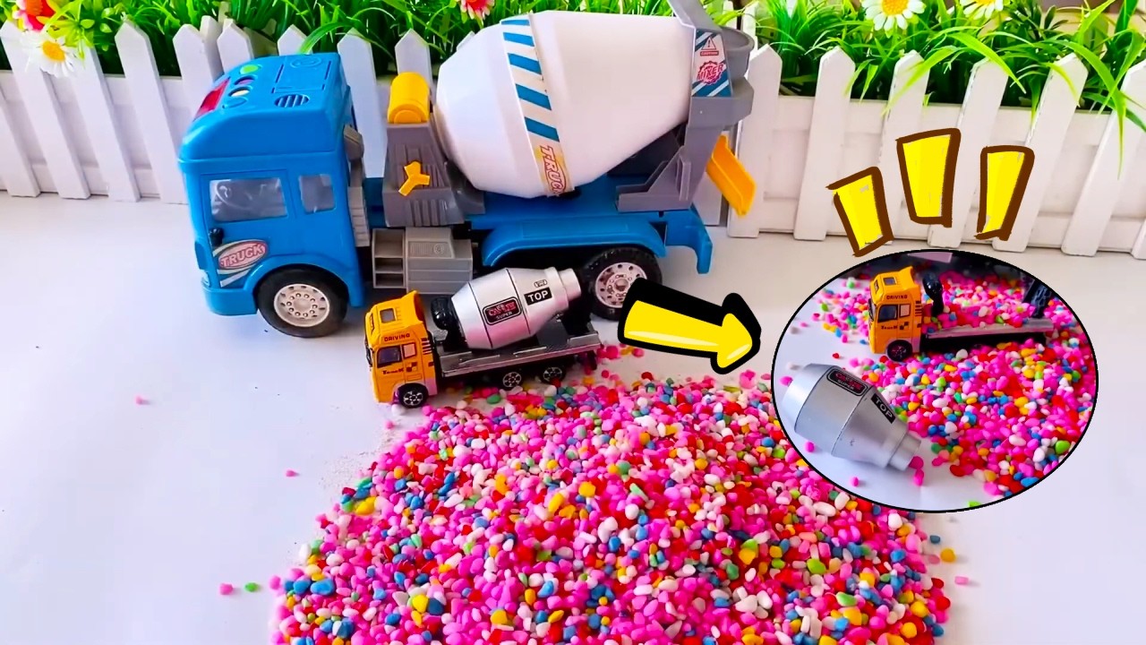 The filial little mixer truck helps mother mix cement#content #toys #funny