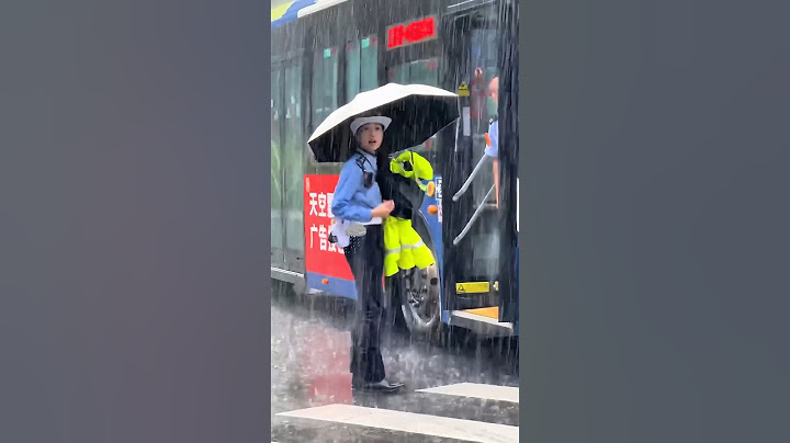 暴雨导致前方禁止通行了,兔子警官顾不上穿雨衣就跑上去和司机沟通 #杭州交警李语蔚 #正能量 #平安守护 #兔子警官