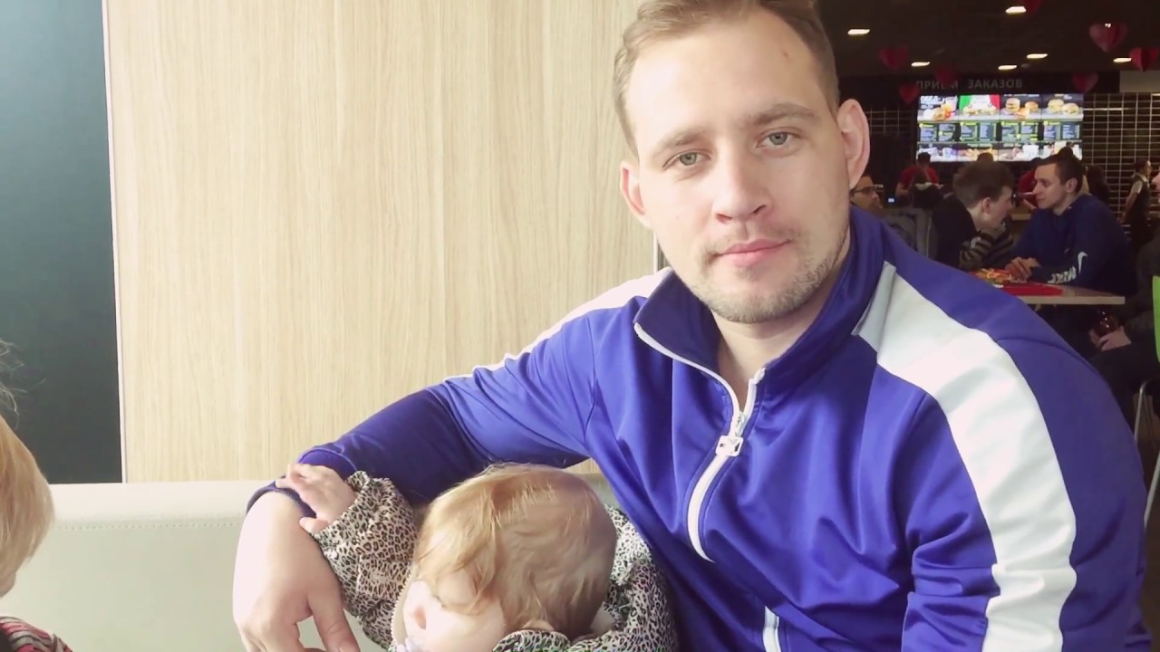 Даша первый раз в Макдональдс - YouTube