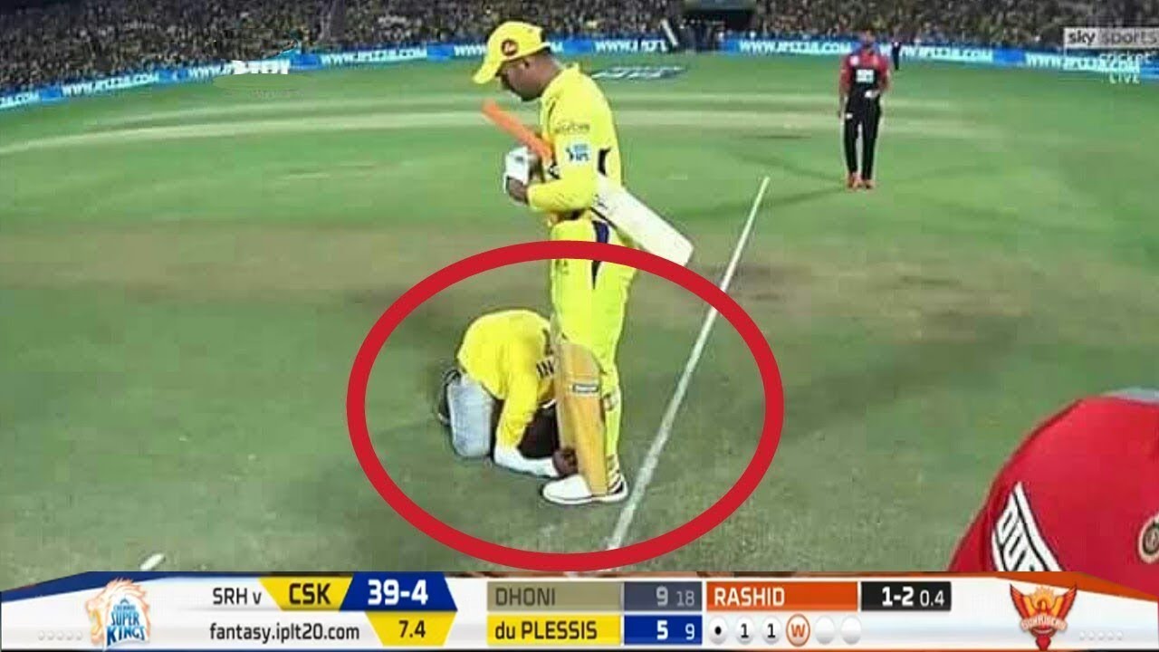 Watch Dhoni's Reaction When Fan Lays Down On Dhoni's Feet During IPL 2018 -  YouTube