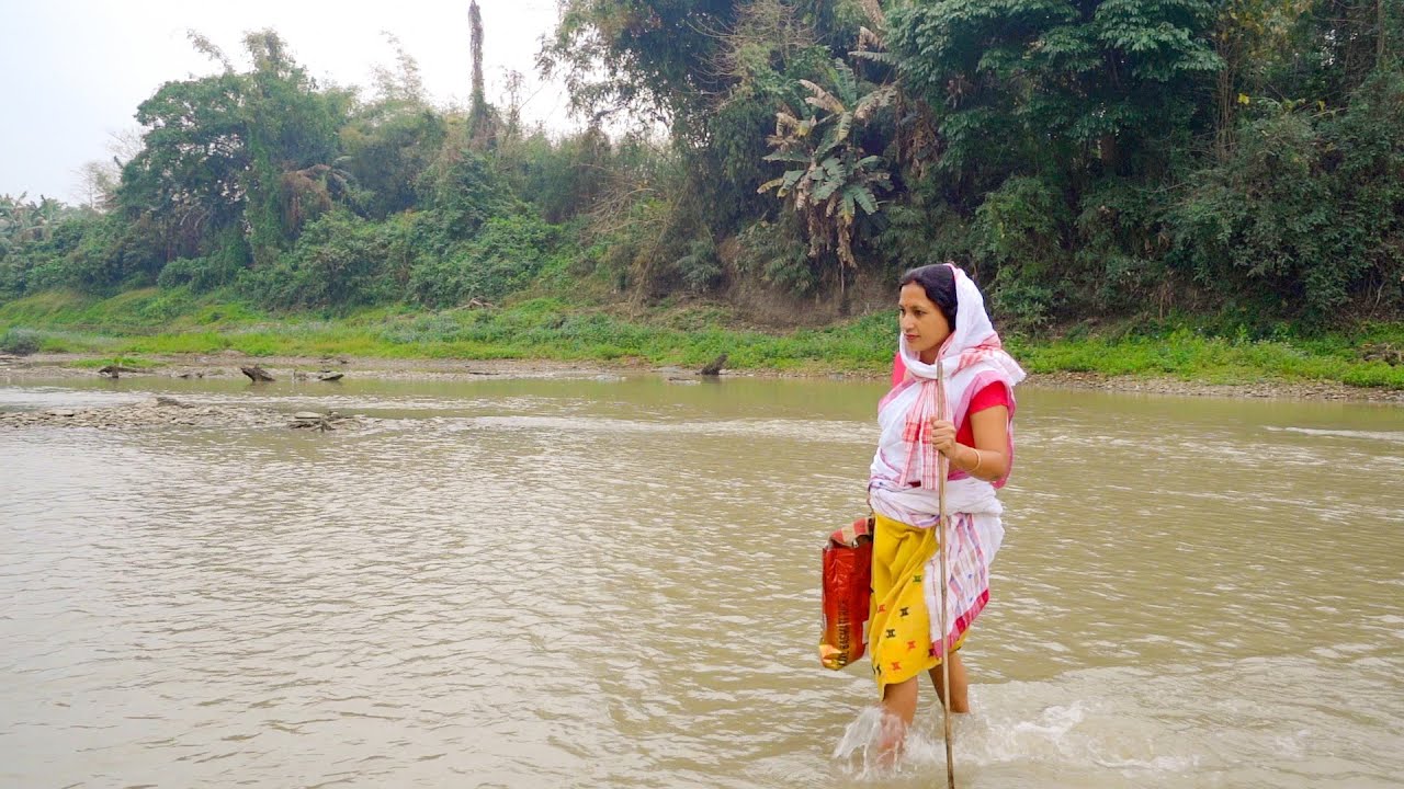 তৰুণ কাইৰ নৈ পাৰৰ বাৰিত আজি মাছেৰে এসাঁজ ।