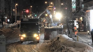 JR札幌駅北口 夜の運搬排雪！