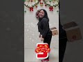 누가 등에 멘 상자 밖으로 탁구공을 가장 빨리 던질 수 있는지 봅시다.