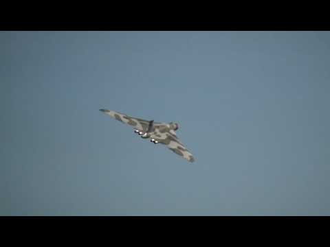 Vulcan XH588 flying at Leuchars Airshow 2009 (HD)