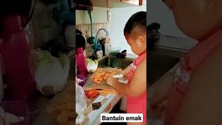 Abg Arfa Bantui Emak Masak