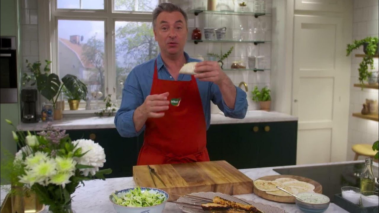 Kökets middag: Tandoorispett med kyckling och raita i bröd - Köket