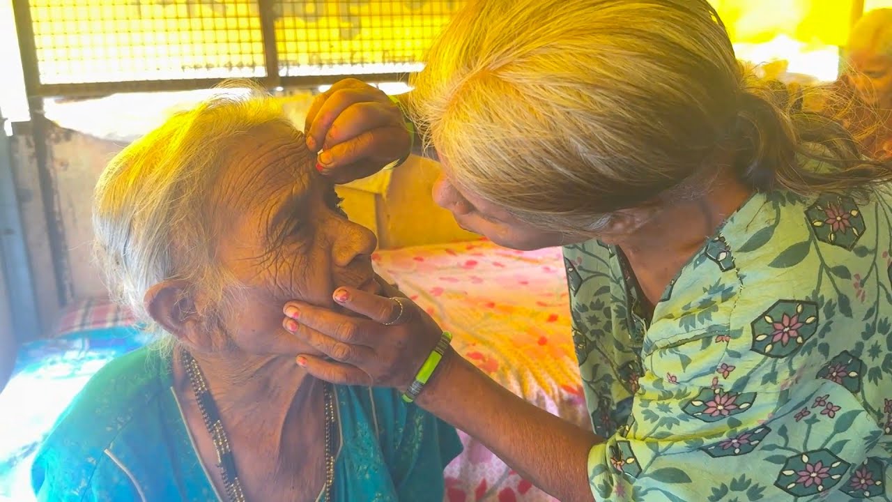 कुंभार मावशींनी किती प्रेमाने लावली टिकली