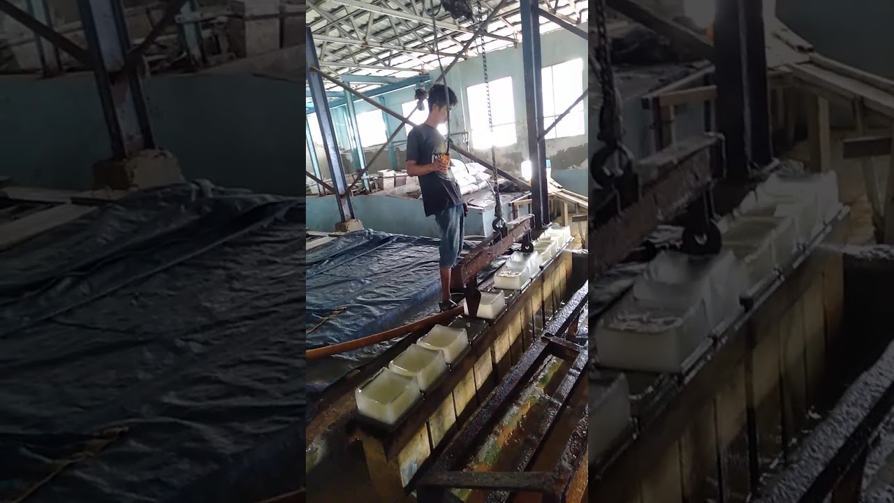 Proses pengangkatan es balok dari bak pembekuan - YouTube