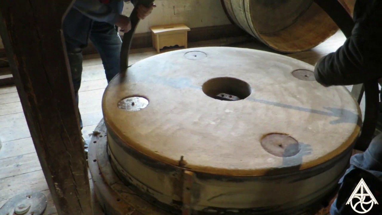 Rengöring av stenpar i Kvarnvikens Kvarn efter malning.