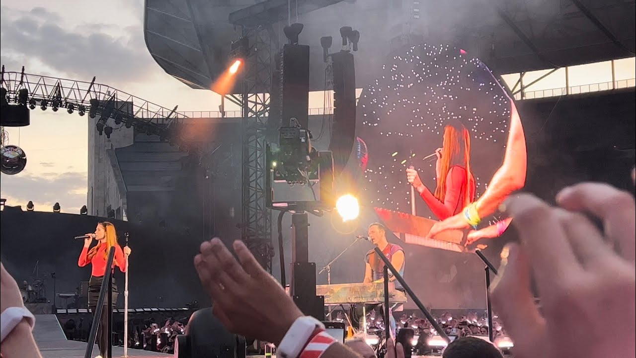 Coldplay & Hannah Reid - Let Somebody Go - (Live at Berlin 2022) 4K