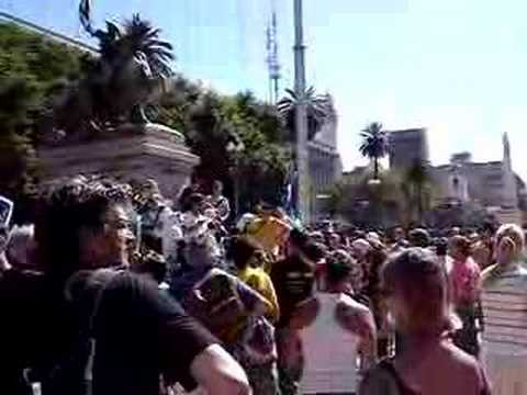 Video: Argentiniečiai Nuogai Protestuoja