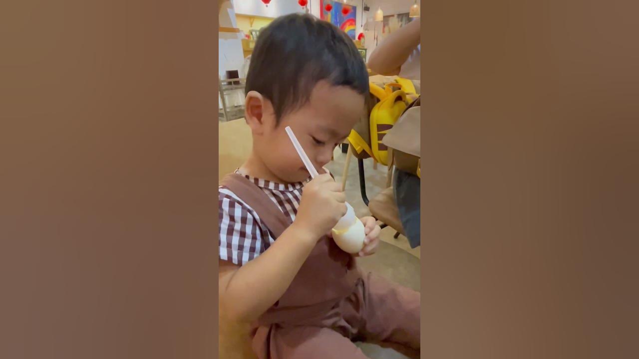 em-b-n-tr-ng-g-shorts-food-reviewfood-baby-eat-egg-youtube